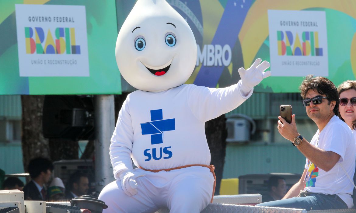 Z&eacute; Gotinha participa de desfile e &eacute; aplaudido pelo p&uacute;blico