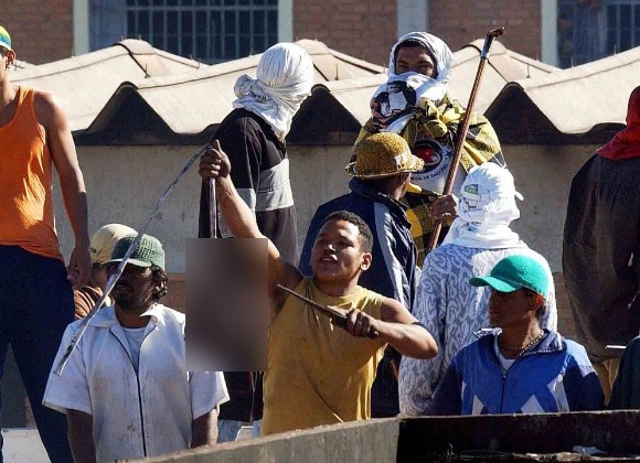 Em 2006, milhares de presos participaram de rebeli&atilde;o na M&aacute;xima, com um deles decapitado