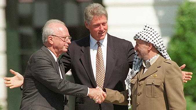Rabin (à esquerda), aperta a mão de Arafat, ao centro o presidente dos Estados Unidos, Bill Clinton. Acordo foi fermentado em Oslo e assinado em 1995. O que culminou no assassinato de Rabin por um extremista israelense que era contra o acordo