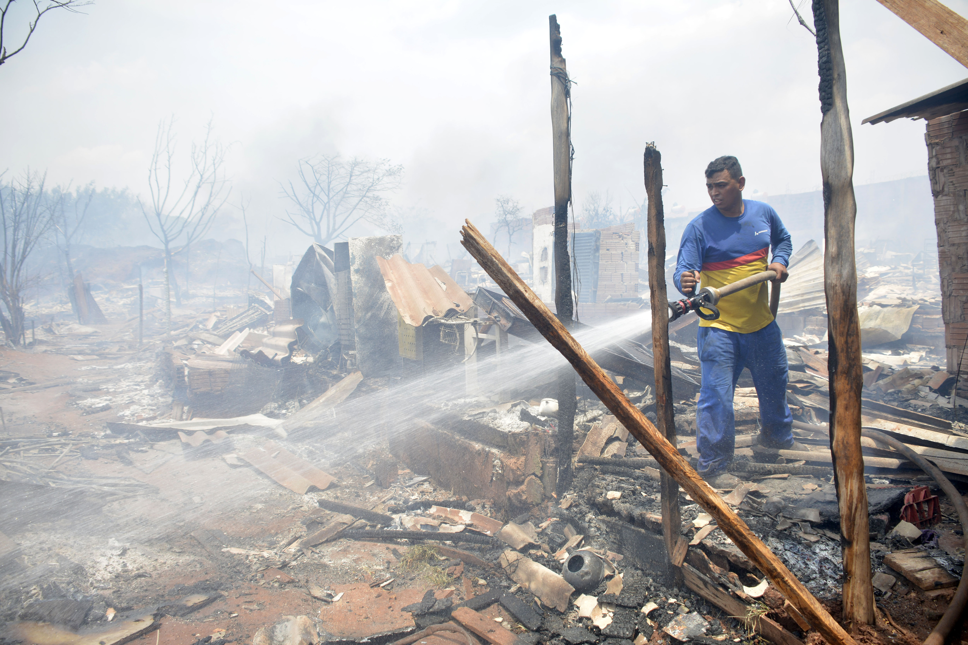 Inc&ecirc;ndio destruiu cerca de 100 moradias na favela do Mandela