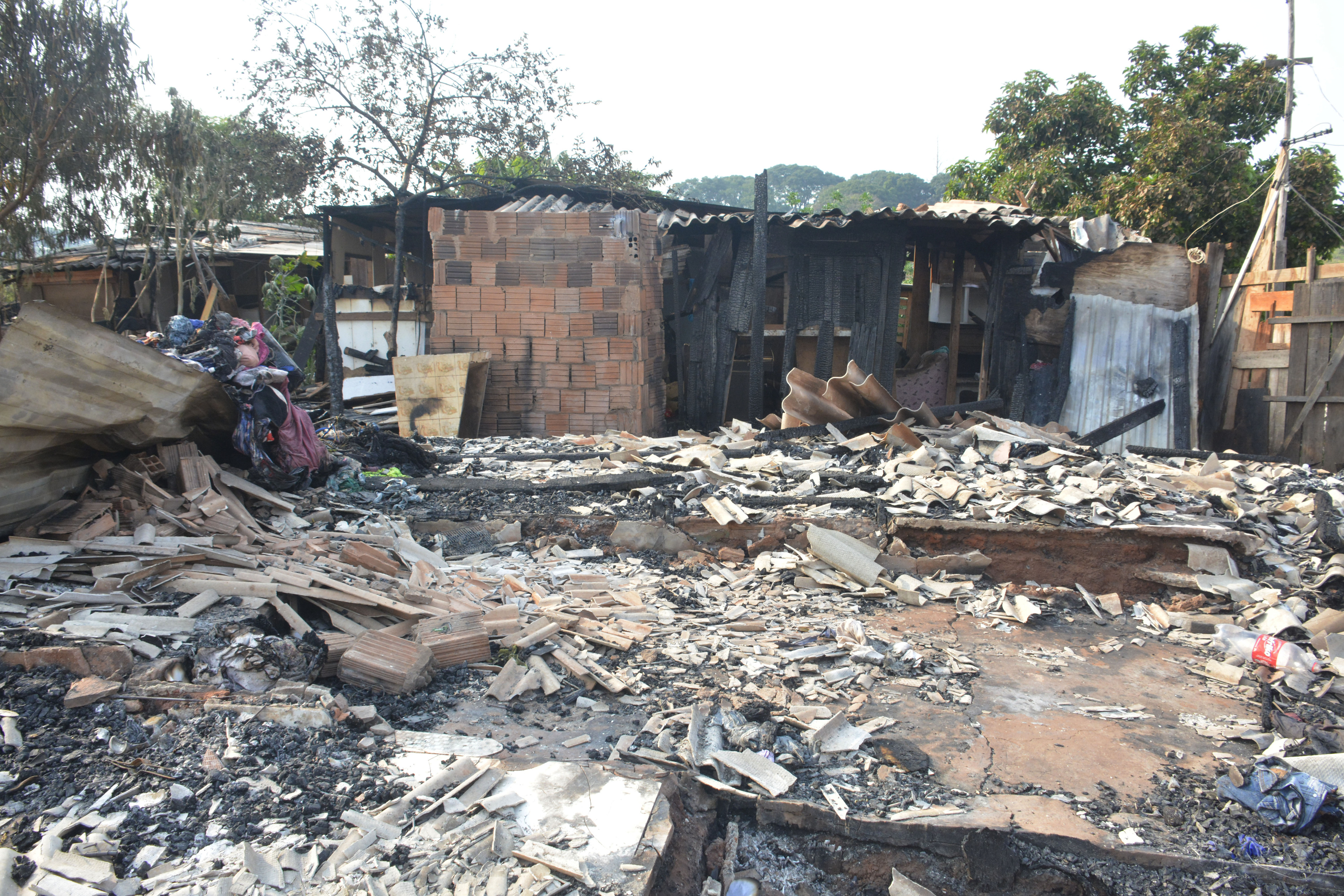 Incêndio destruiu dezenas de barracos na Comunidade do Mandela