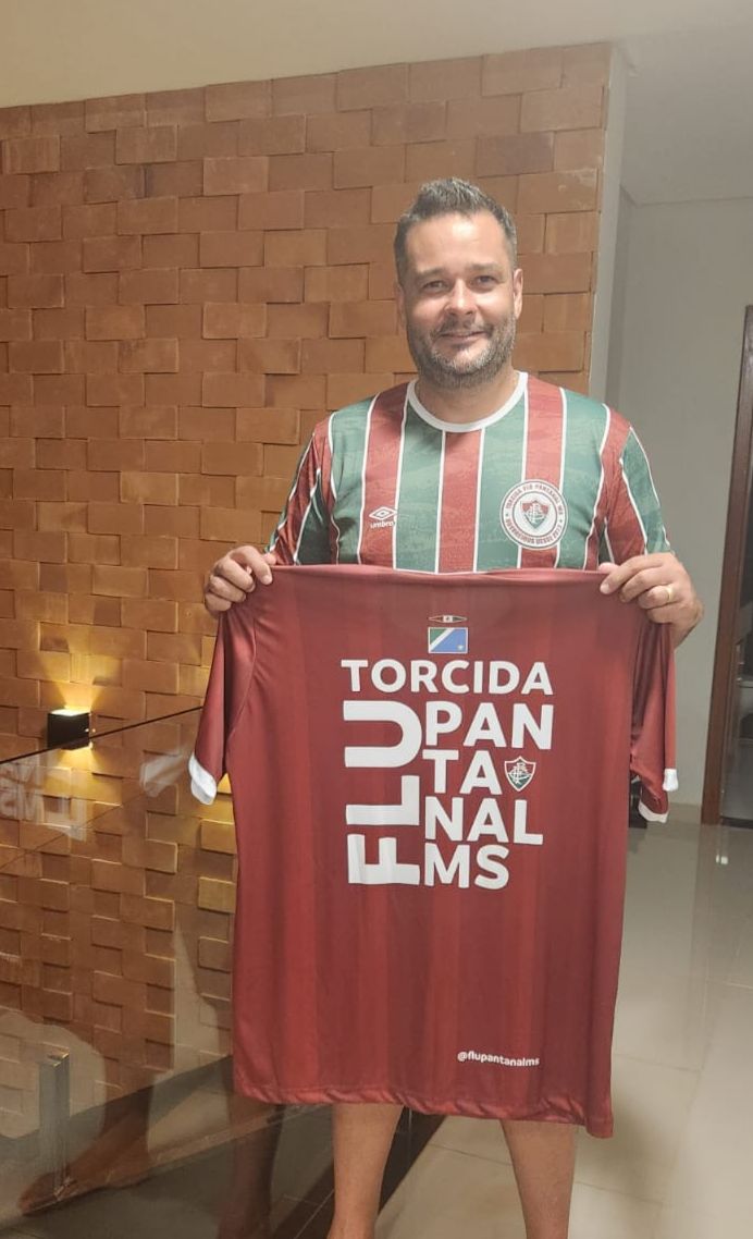 Thiago Penna foi trabalhar com o manto do Fluminense na WT Ag&ecirc;ncia de Marketing 