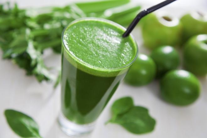 Suco verde de couve, limão e pepino