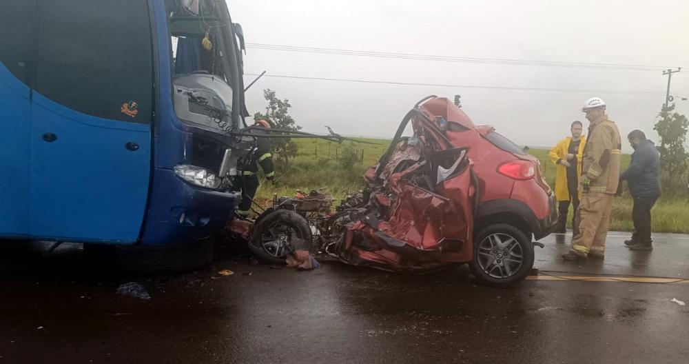 Fam&iacute;lia que estava no carro morreu na hora