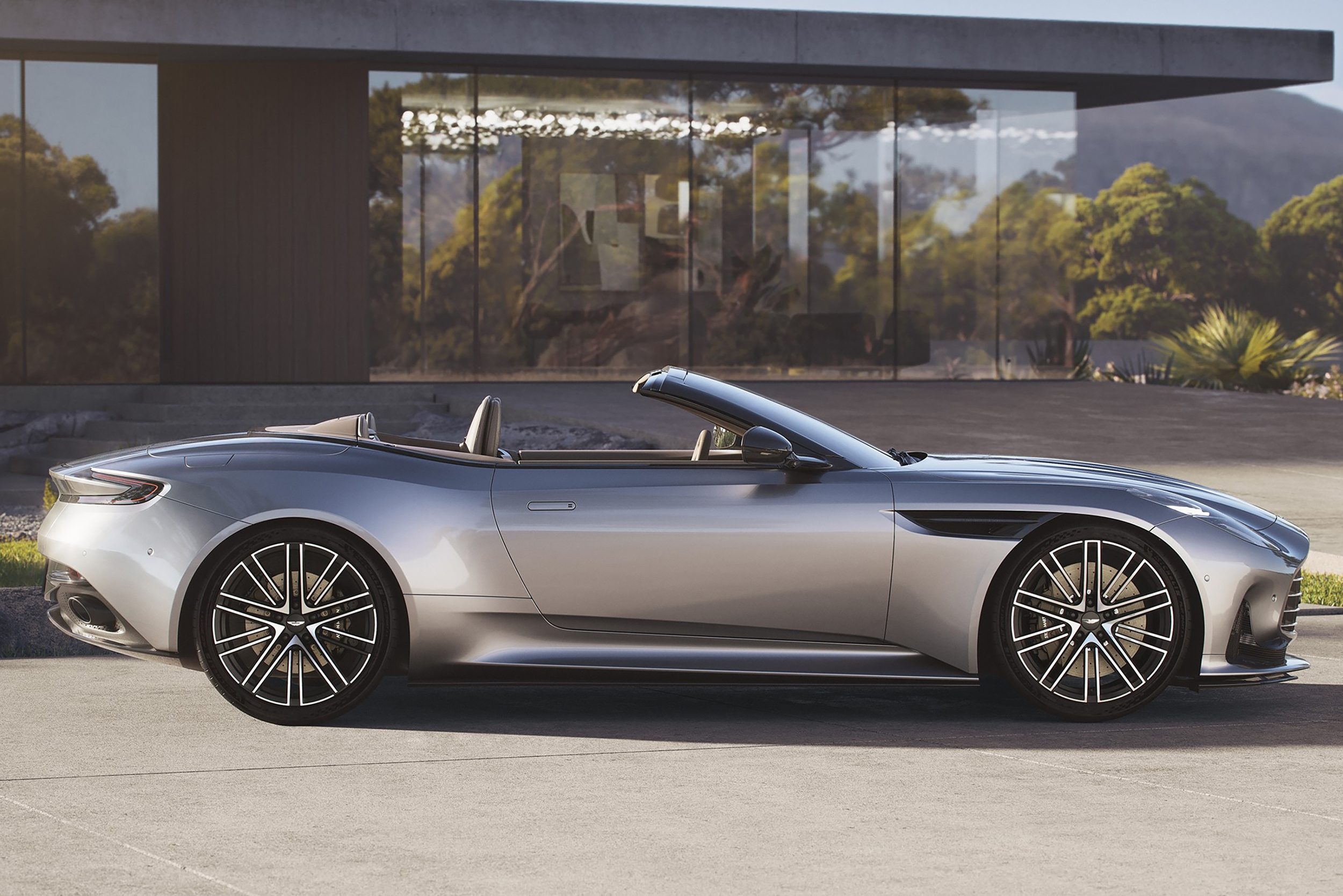 Aston Martin DB12 Volante