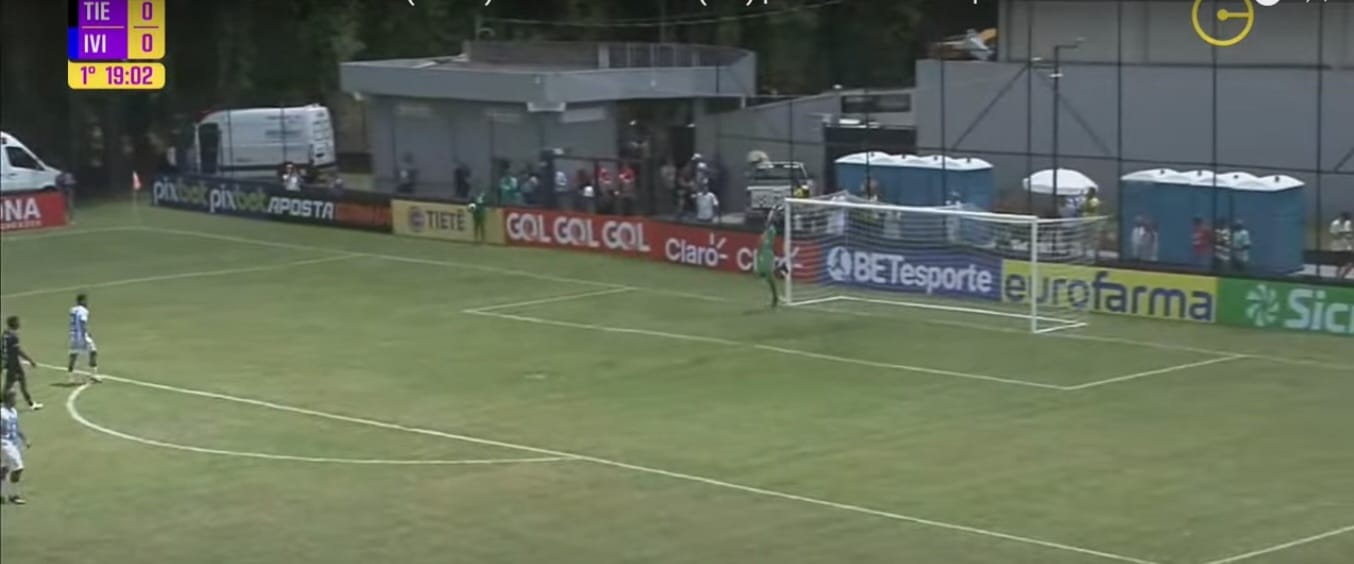 Goleiro Jharno falha no gol do zagueiro Guilherme Morandi, no meio de campo