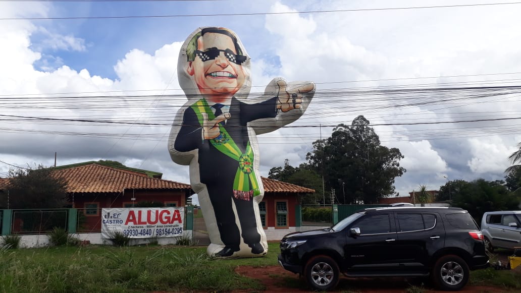 Boneco do ex-presidente Bolsonaro foi inflado próximo ao frigorífico JBS