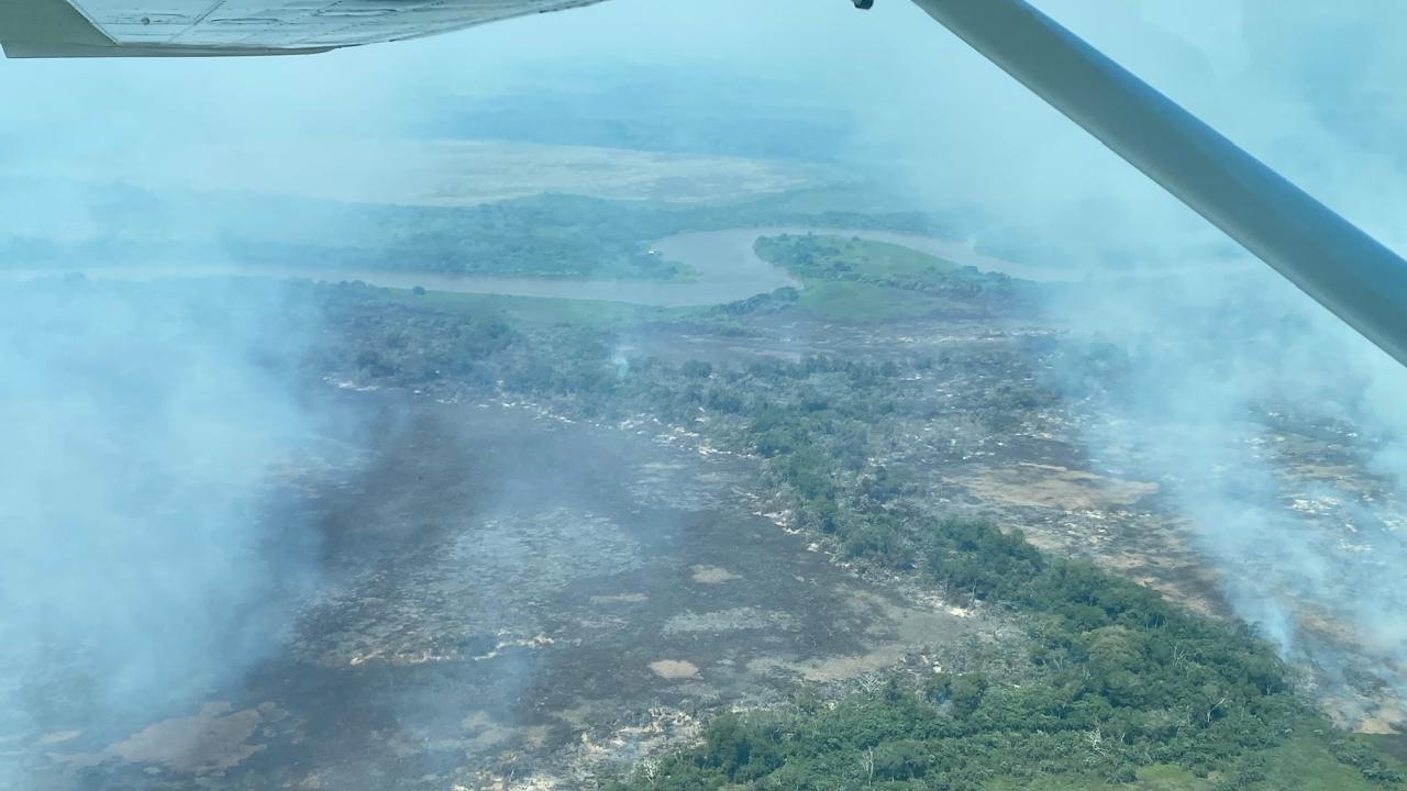 Equipes dos Bombeiros de MS sobrevoaram área de incêndio na divisa com o MT