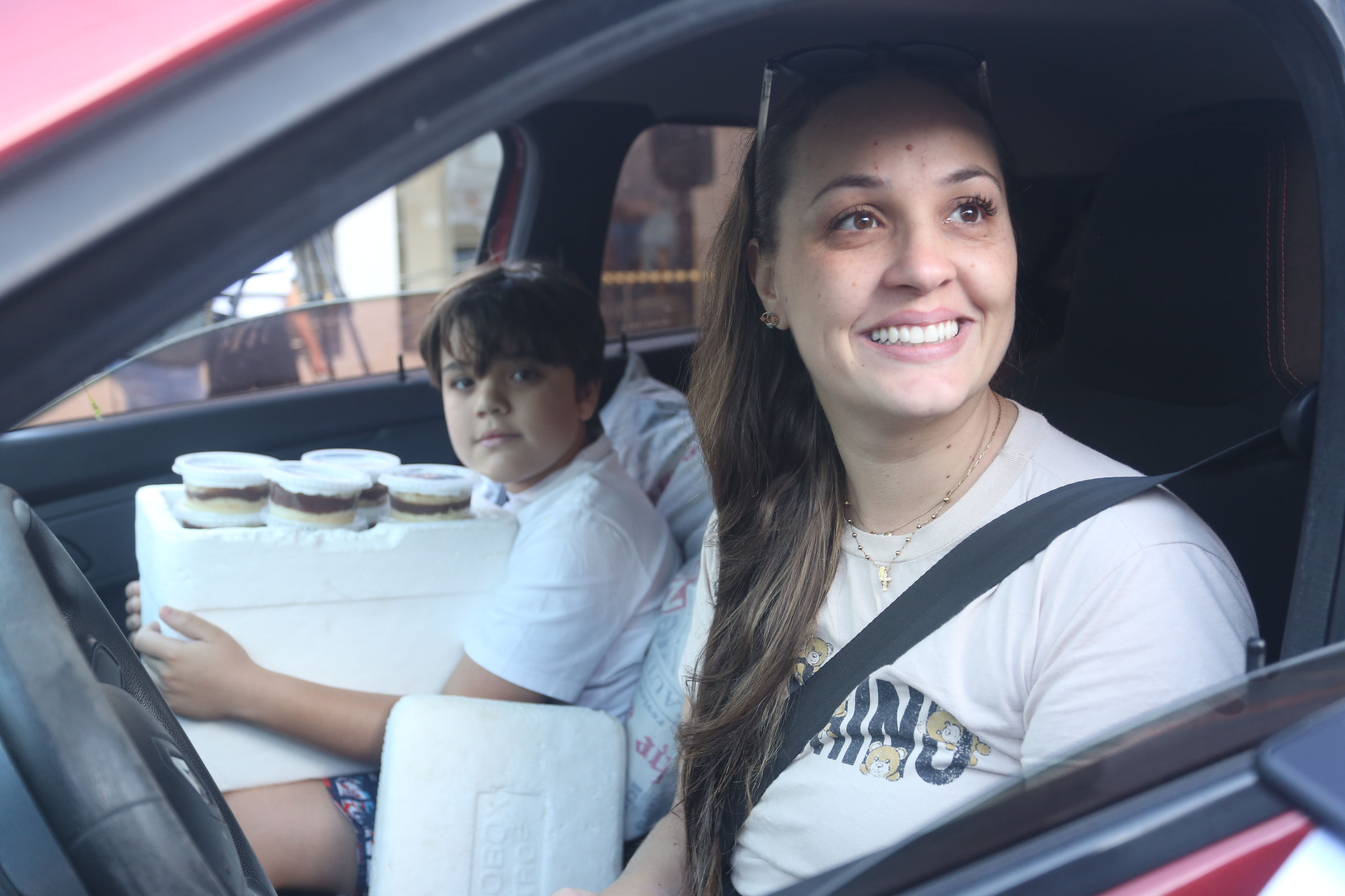 Neyle Bergamo aproveitou a manh&atilde; para levar os 23 potes para os amigos no trabalho. 