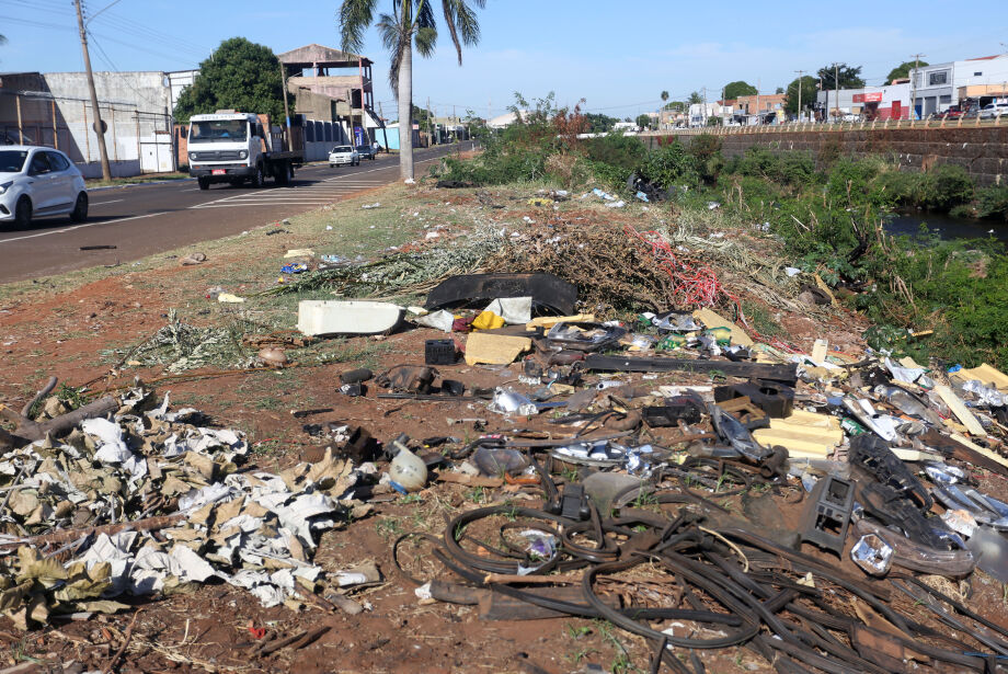 Com a obra inacabada e parada há cerca de três anos, margens do córrego Anhanduizinho viraram sinônimo de trânstornos para moradores da região e usuários da avenida