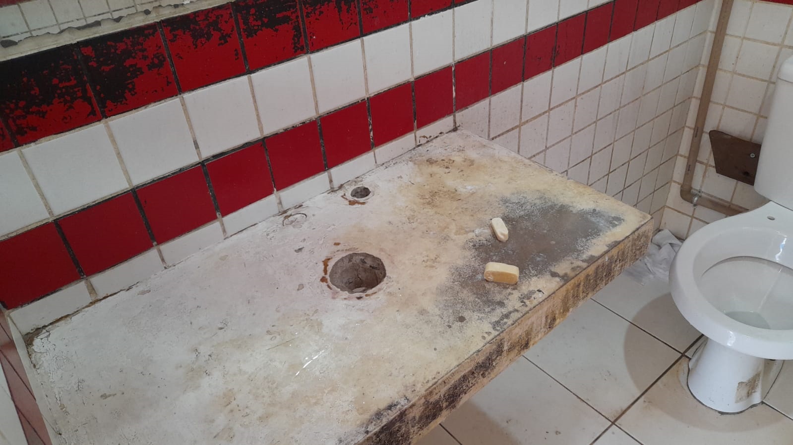 No banheiro feminino, não há pia nem torneira para lavar as mãos