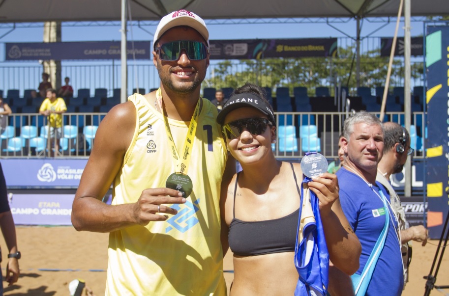 No vôlei de praia Mato Grosso do Sul está bem representado, Artur (dir) que faz dupla com o paranaense Adrielson e Vitória, do Praia Clube (MG) 