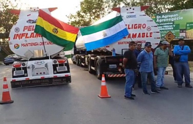 Bolivianos em protesto contra a escassez de diesel