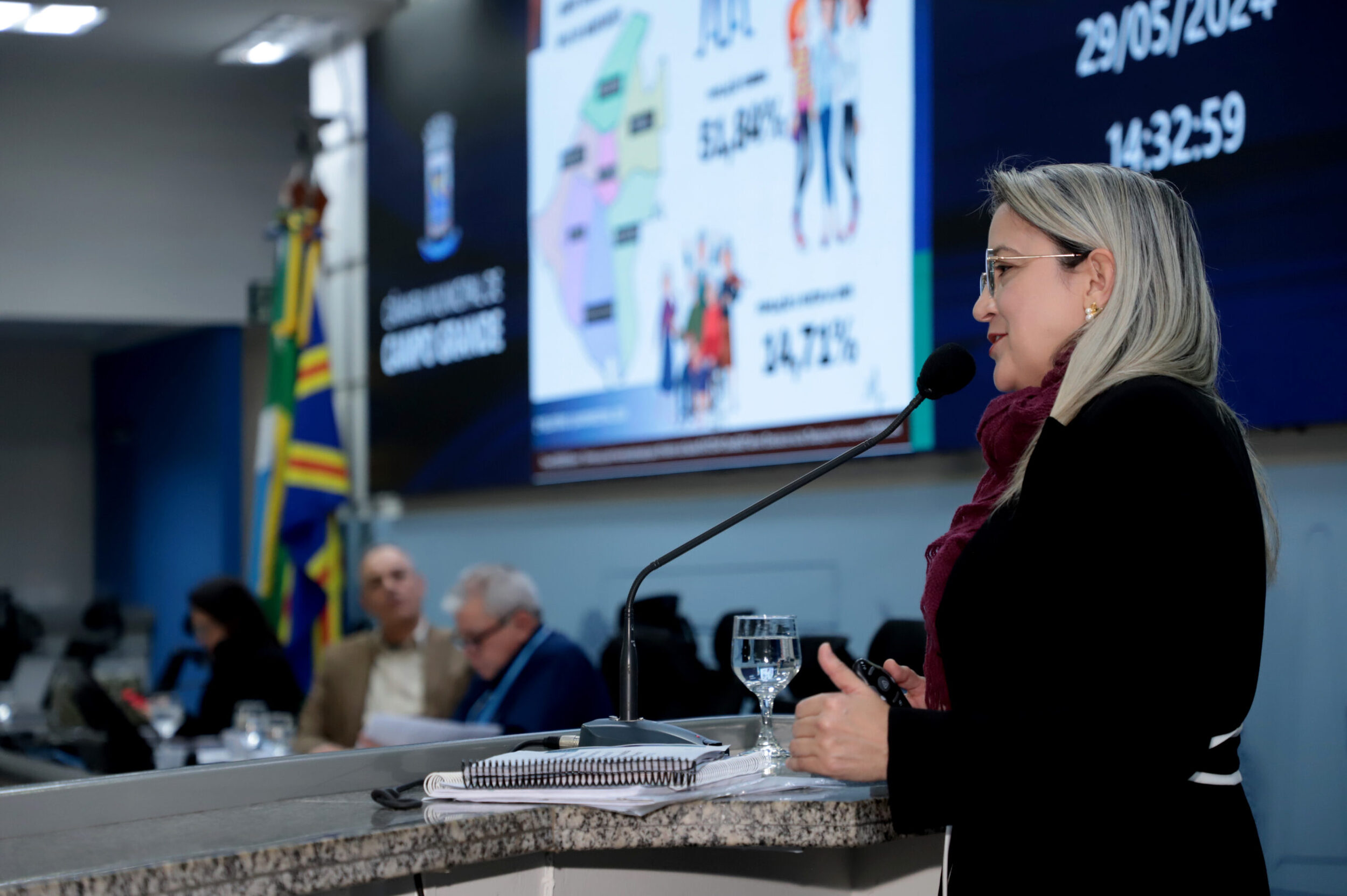 Secretária da Saúde, Rosana Leite discursando na Câmara Municipal de Campo Grande. 