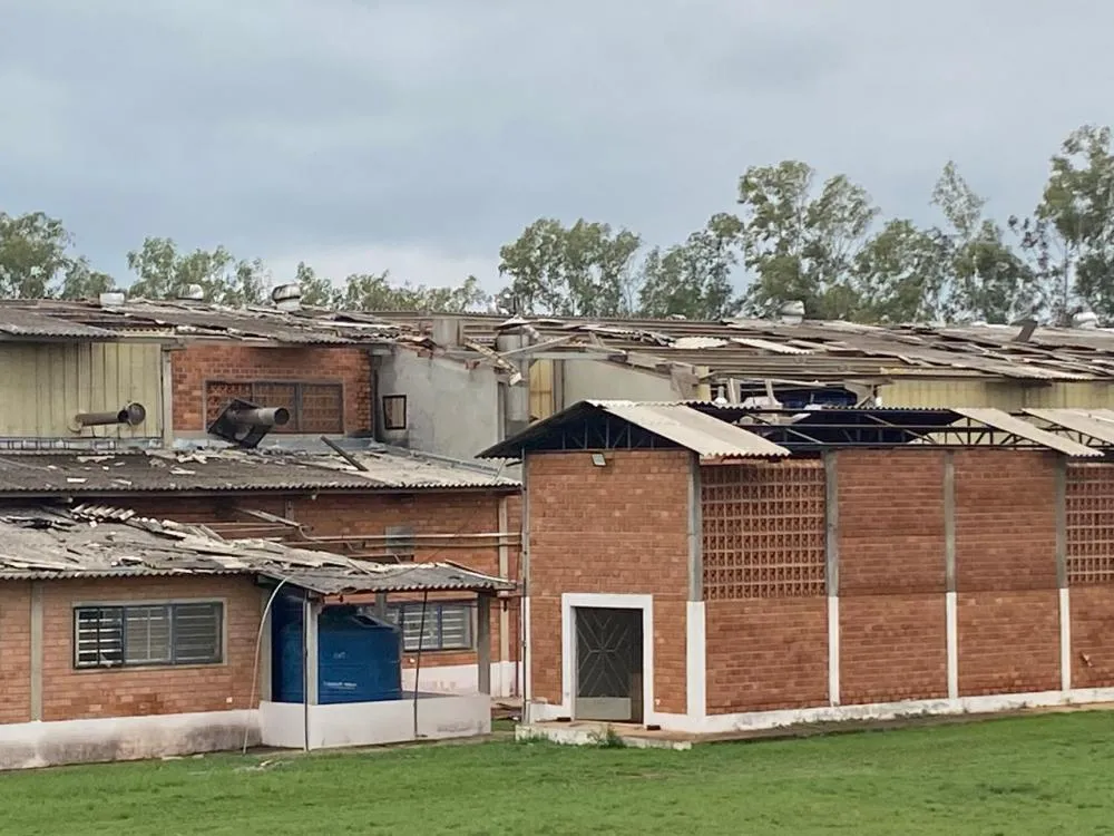 Empresa alimentícia teve praticamente toda instalação destalhada pelos ventos 