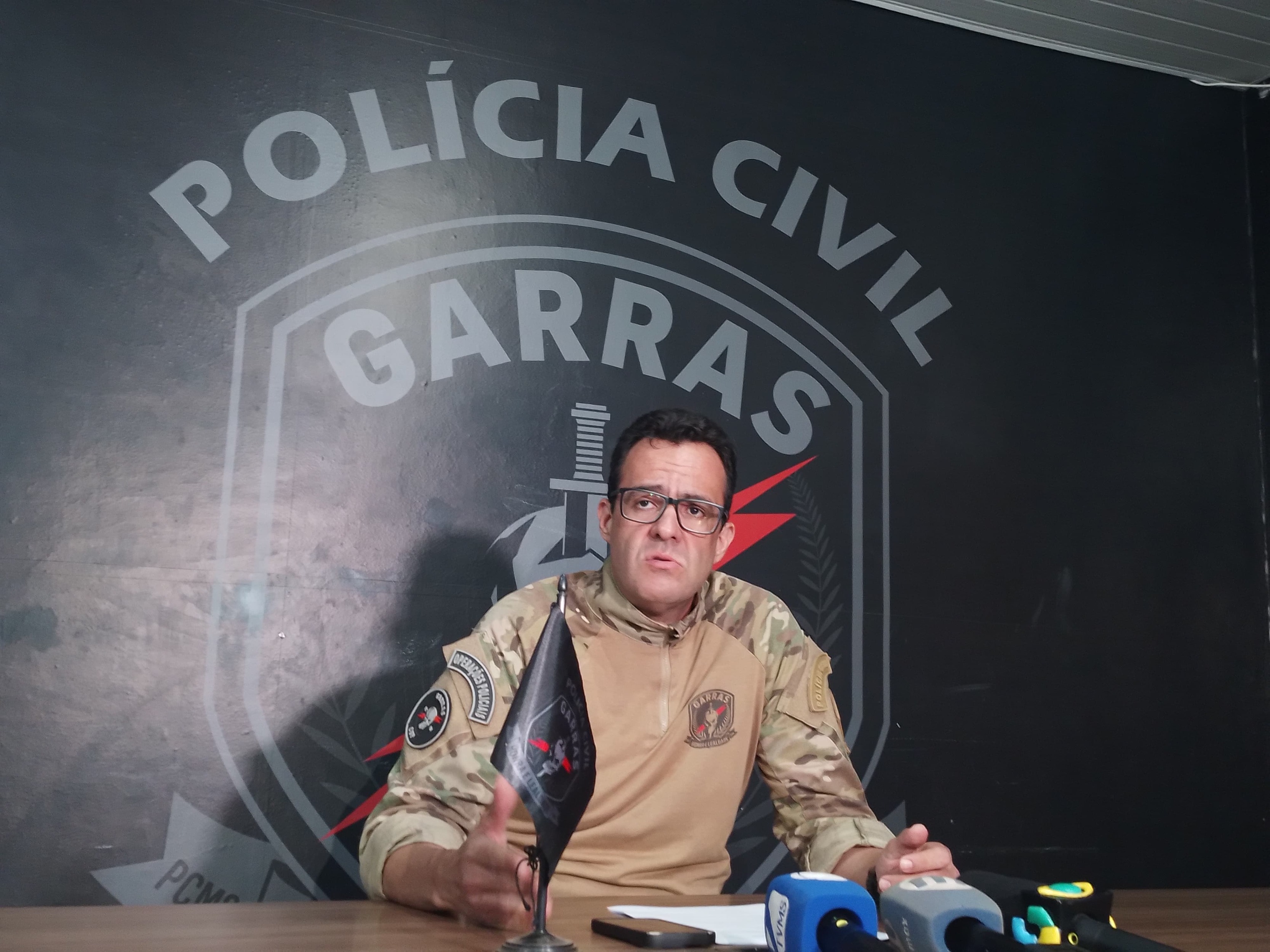 Delegado Roberto Guimarães em coletiva de imprensa, na tarde de hoje (5), no Garras. 