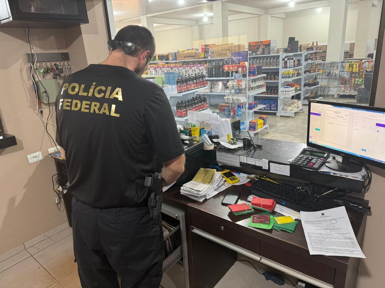 Agentes da Polícia Federal estiveram em comércios de Dourados em operação contra estelionato. 