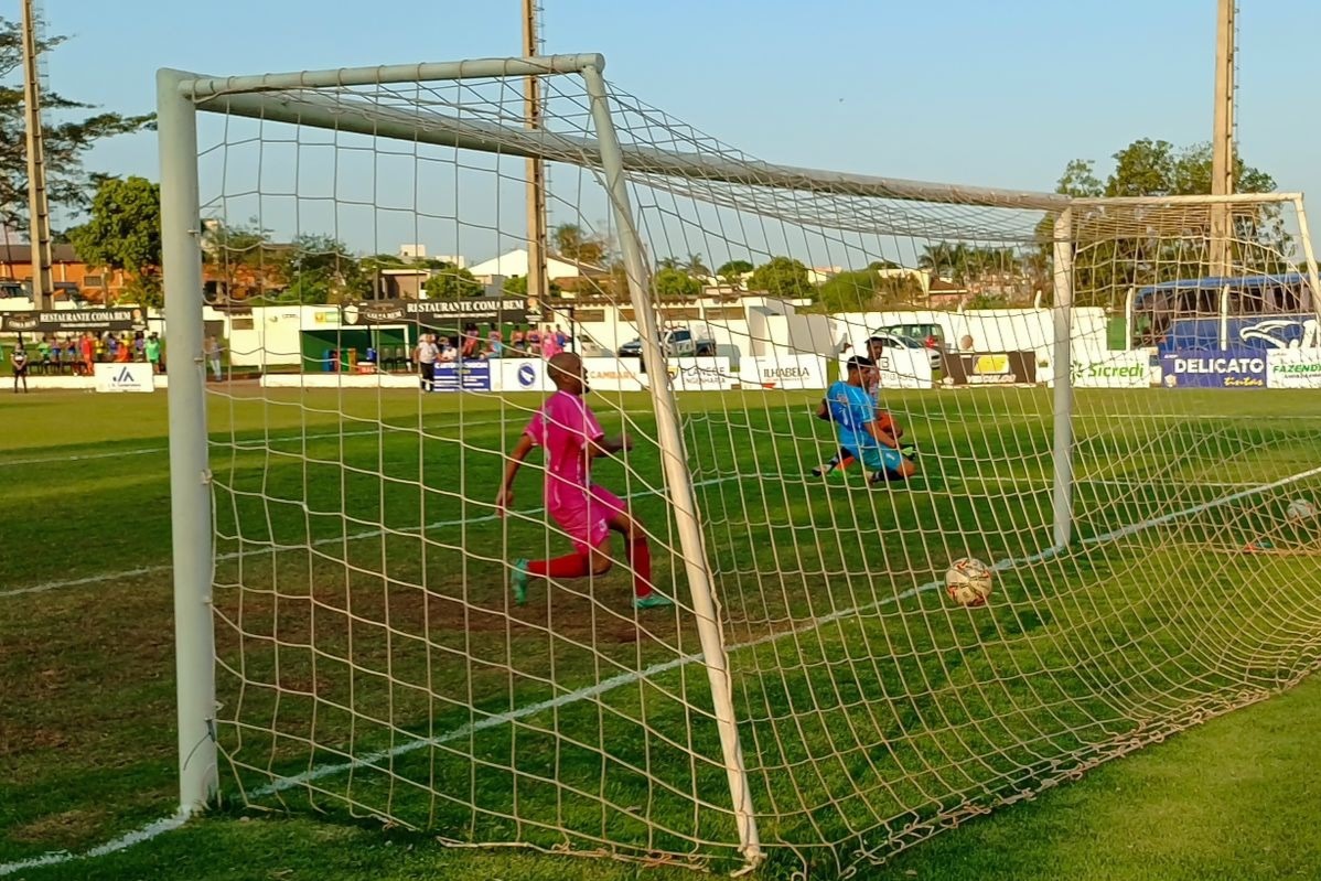 Thiago Capixaba tocou na saída do goleiro do Sete para marcar o segundo gol do CEN