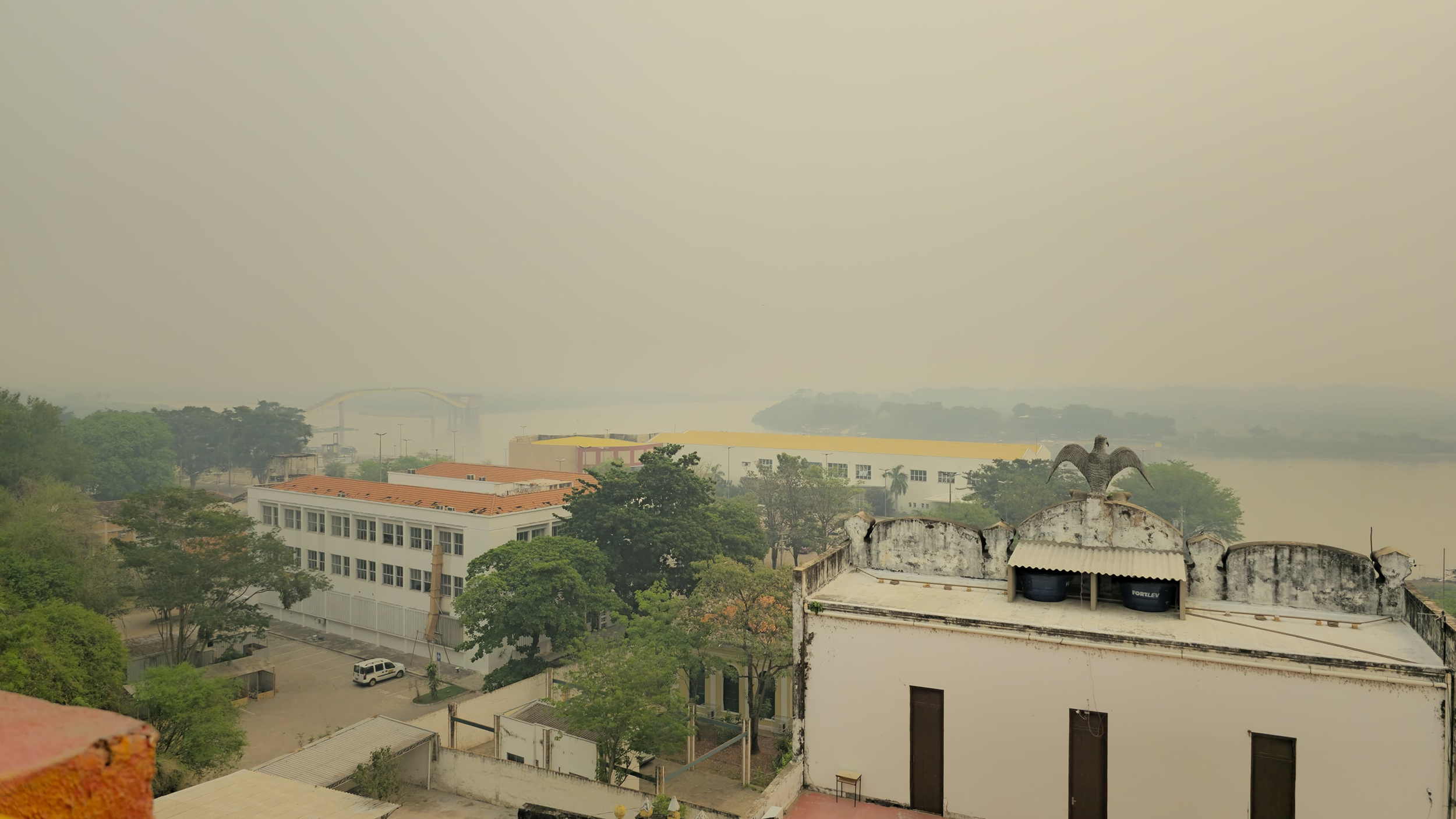 Corumbá encoberta pela fumaça