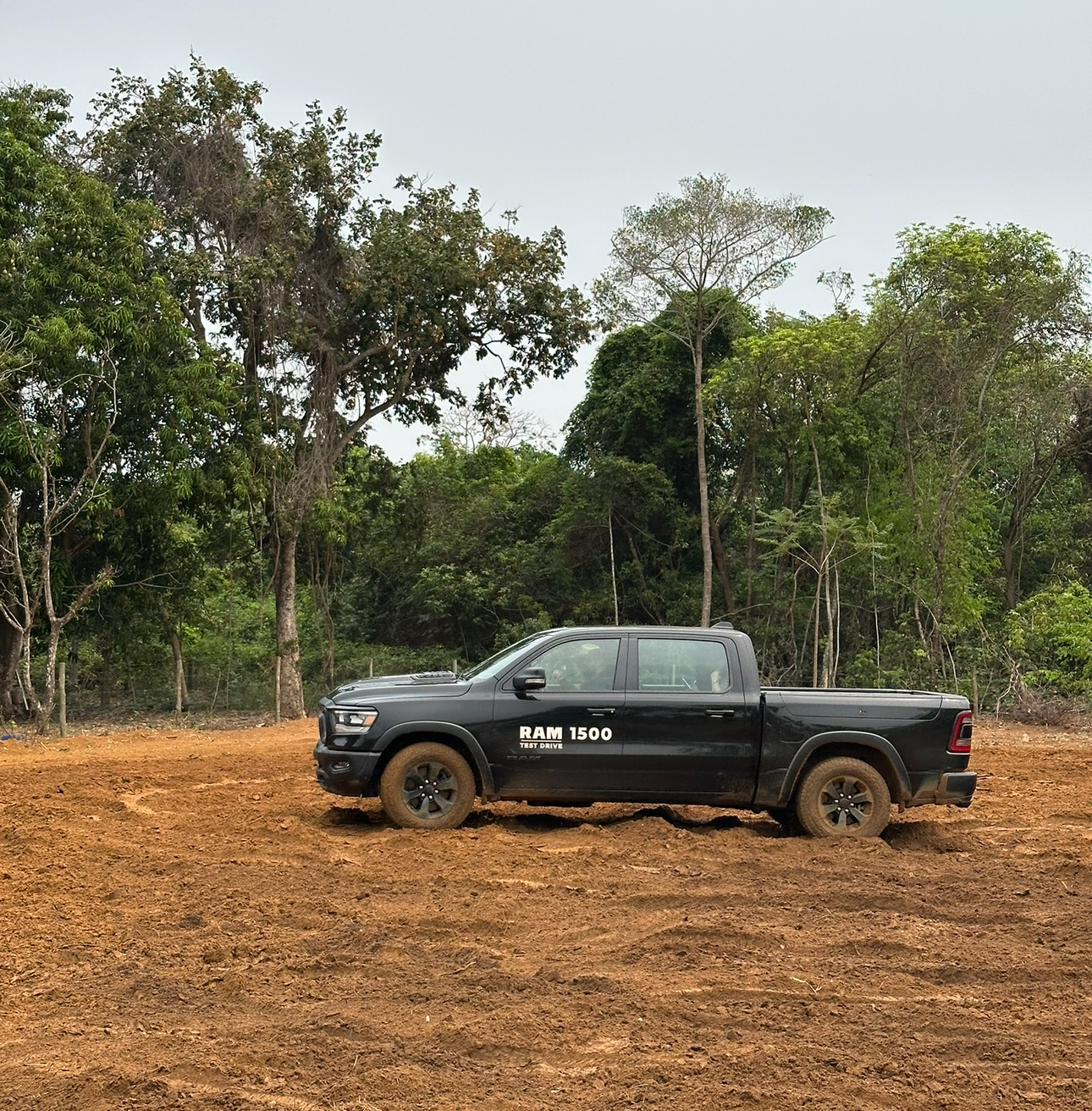 Ram 1500 Rebel fazendo bonito na terra