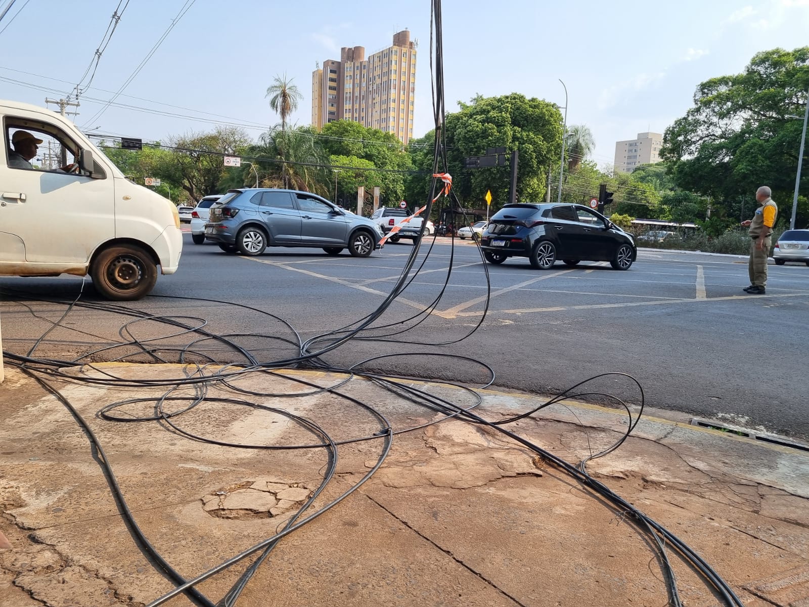 Afonso Pena com a 13 de maio, teve trechos com trânsito  interrompidos, até caminhão arrebentar fios de alta tensão 