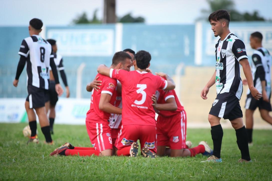 Jogadores colorados comemoram primeiro gol marcado por Gustavo na vitória colorada nas Moreninhas 