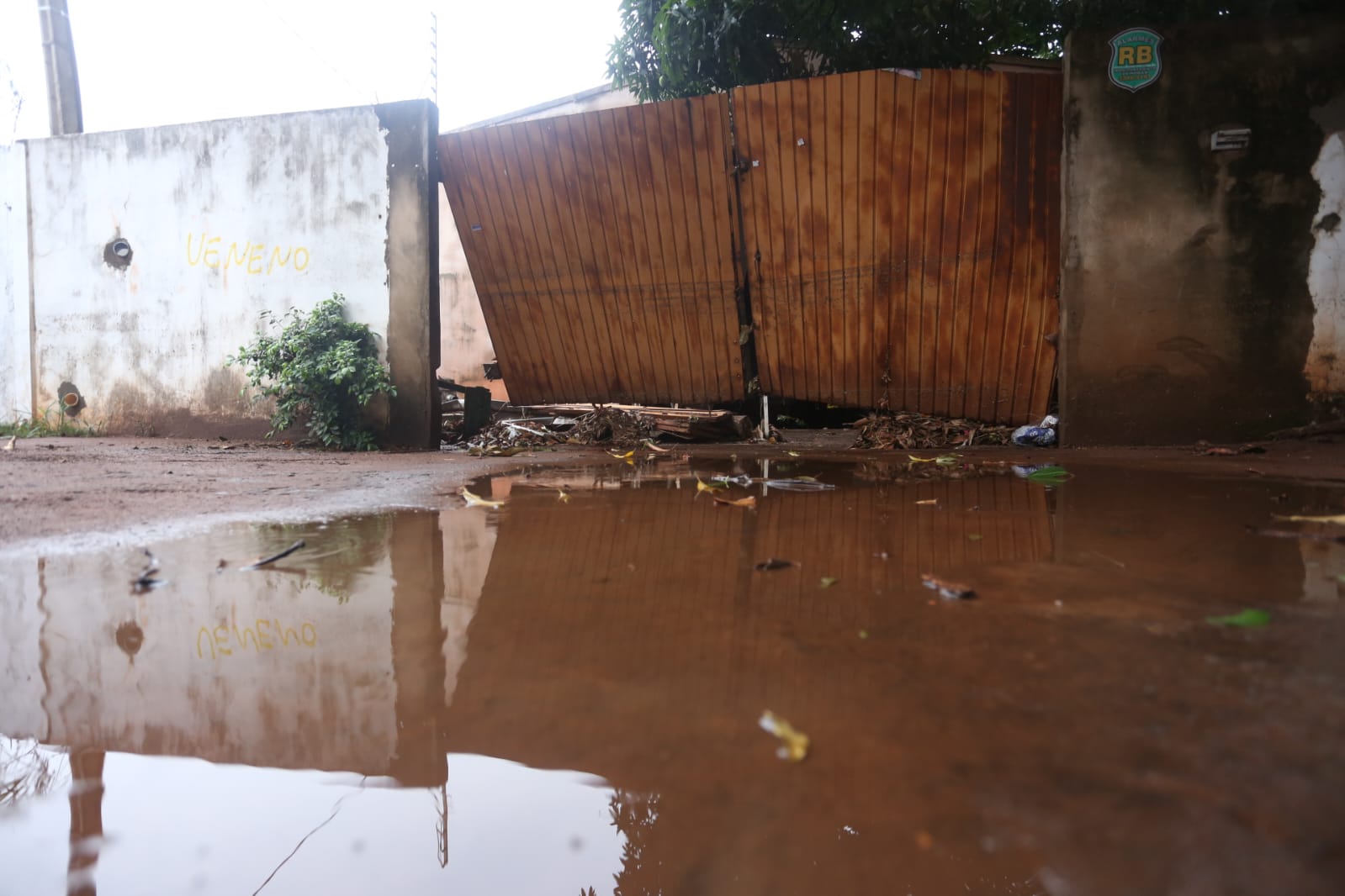 Força dos ventos provocou queda de Painel na avenida Eduardo Elias Zahran