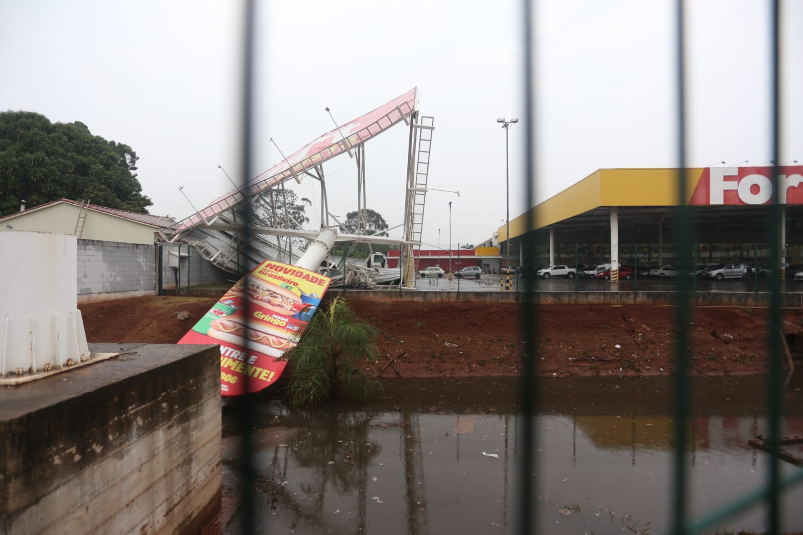 Força dos ventos provocou queda de Painel na avenida Eduardo Elias Zahran