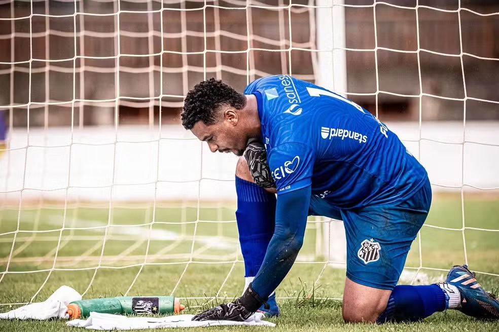 Goleiro Elissom comemorando com a camisa do Operário Futebol Clube 