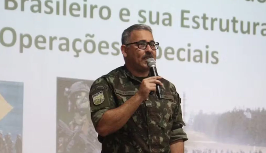 À esquerda, o general da reserva Laércio Virgílio e, à direita, o coronel Bernardo Romão Corrêa Neto, que comandou o 10º R C Mec em Bela Vista e, posteriormente, foi para o pelotão dos Black Kids