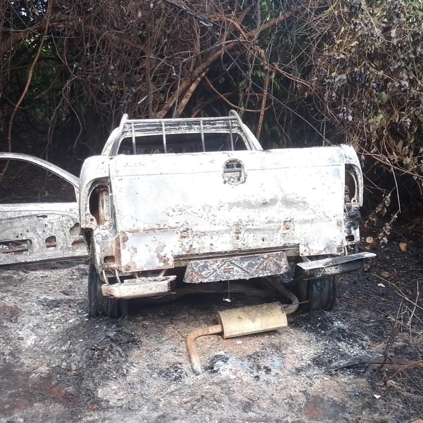 Fachada do estabelecimento ficou destruída 