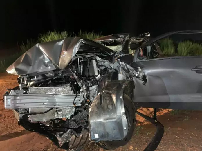 Carro em que casal estava foi parar fora da pista após a colisão 