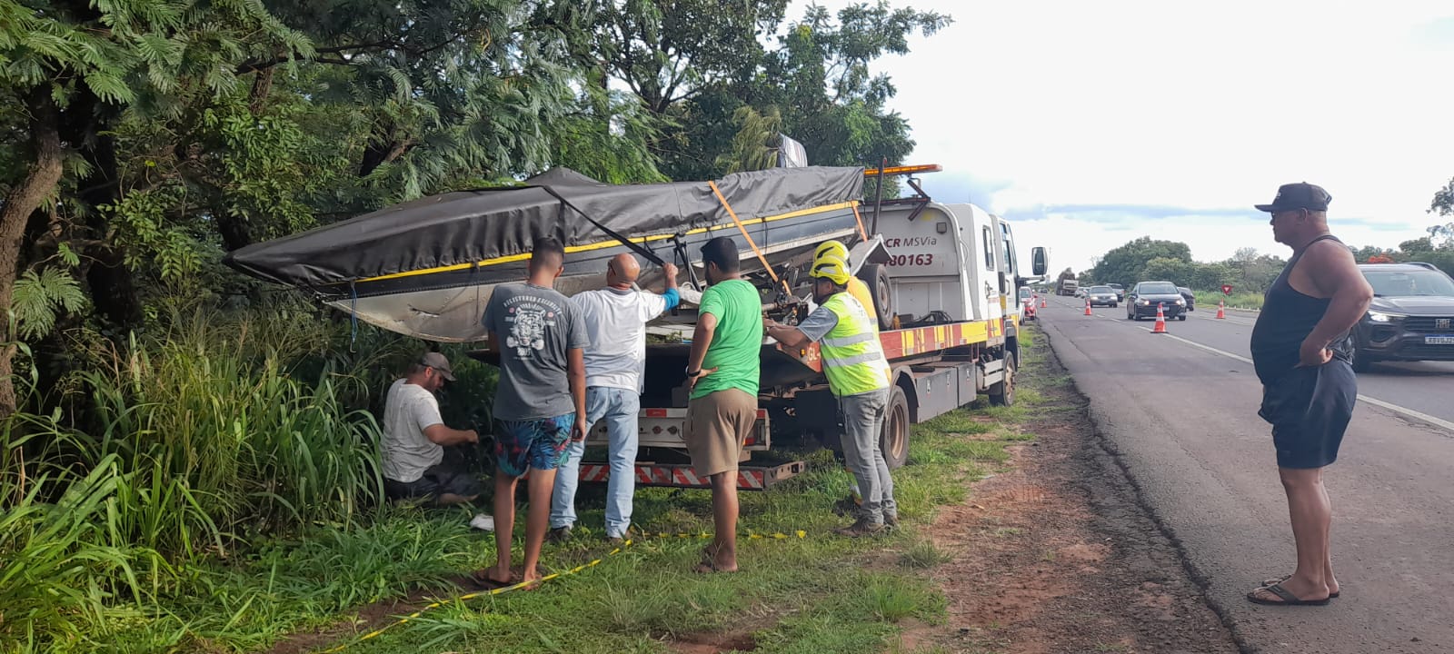 Caminhonete saiu da pista e bateu em árvore às margens da BR-163