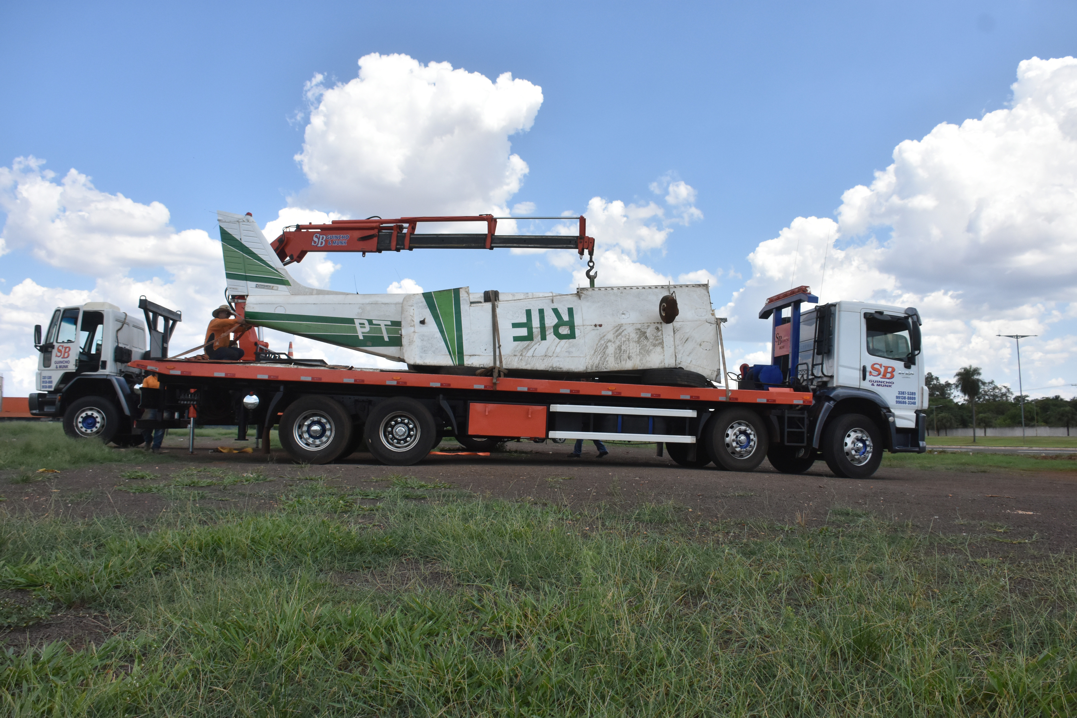 Avião PT-RIF carregado em caminhão