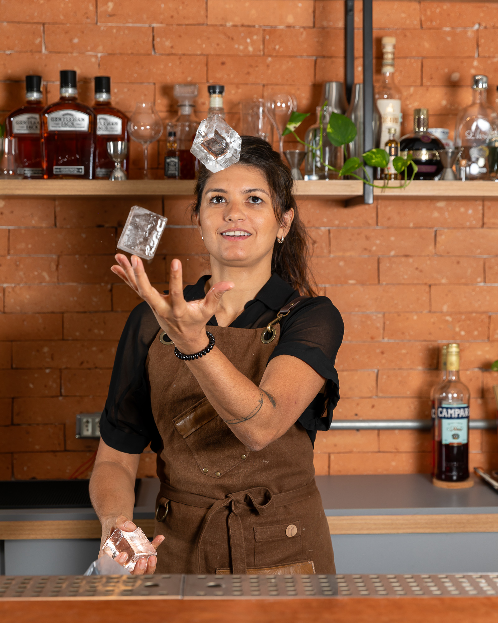 Capa B+: Entrevista exclusiva com uma das maiores bartenders do país Adriana Pino