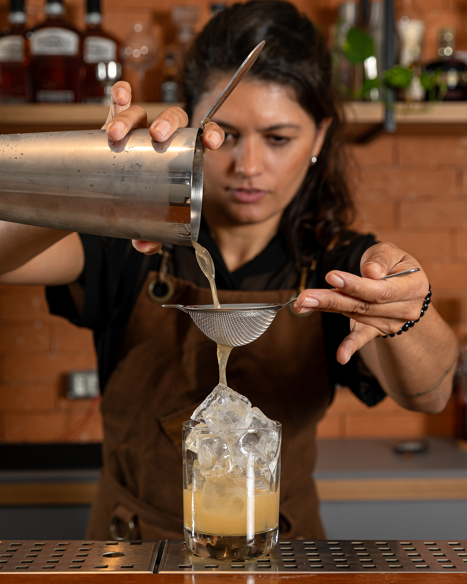 Capa B+: Entrevista exclusiva com uma das maiores bartenders do país Adriana Pino