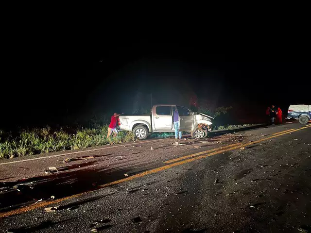 Veículo foi atingido frontalmente por uma caminhonete e na traseira por um jeep