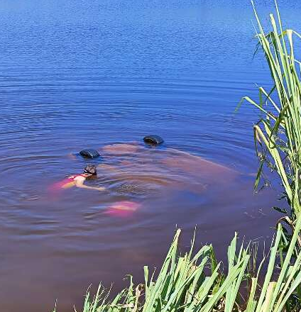 Veículo Volksvagen Gol ficou totalmente submerso e de ponta cabeça no lago