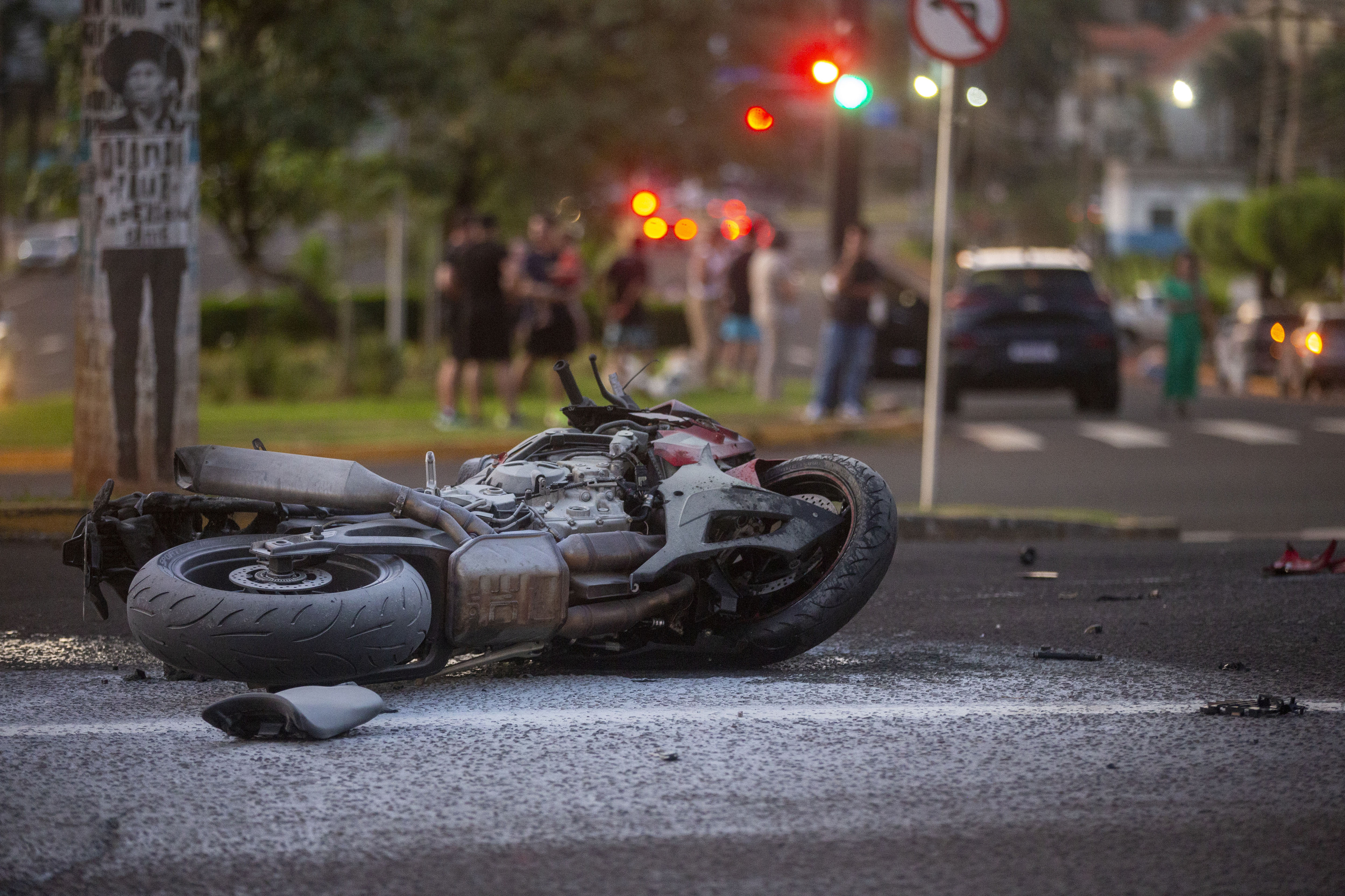 Moto pegou fogo e casal sofreu queimaduras graves