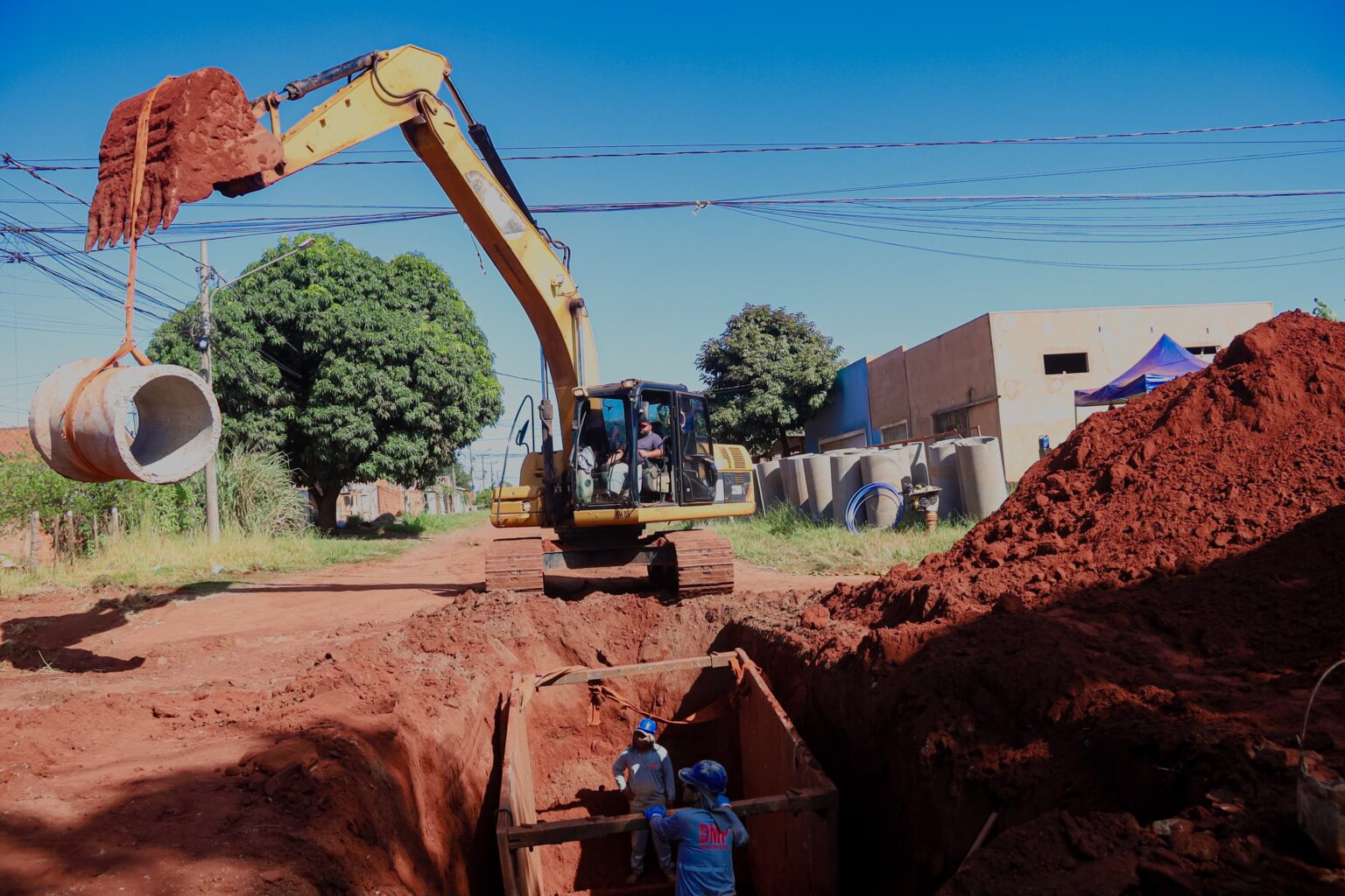 Em meados de maio a prefeita Adriane Lopes vistoriou as obras de drenagem e pavimentação no Jardim Noroeste, na região leste 
