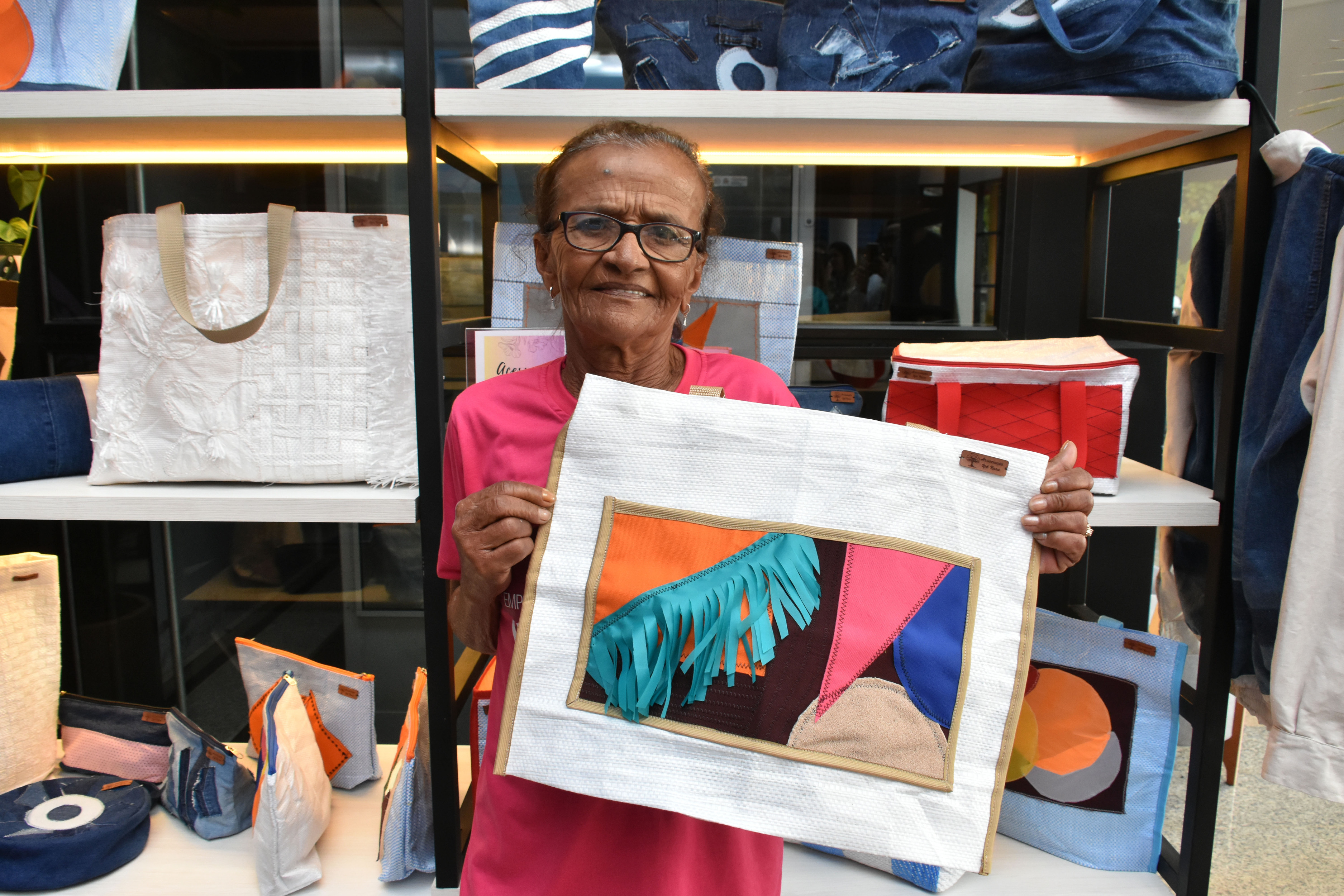 Helo&iacute;sa Alves, costureira