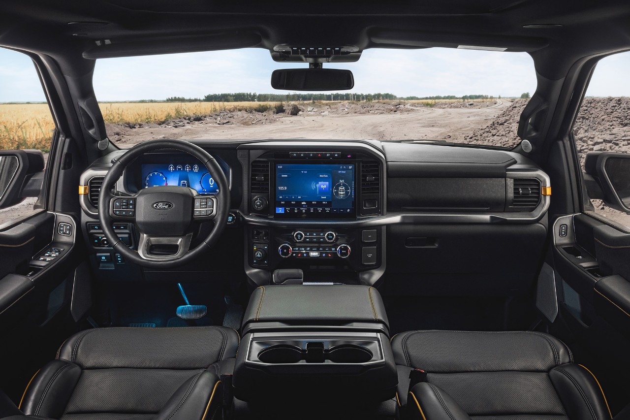 Interior luxuoso e detalhes em laranja para combinar com o estilo