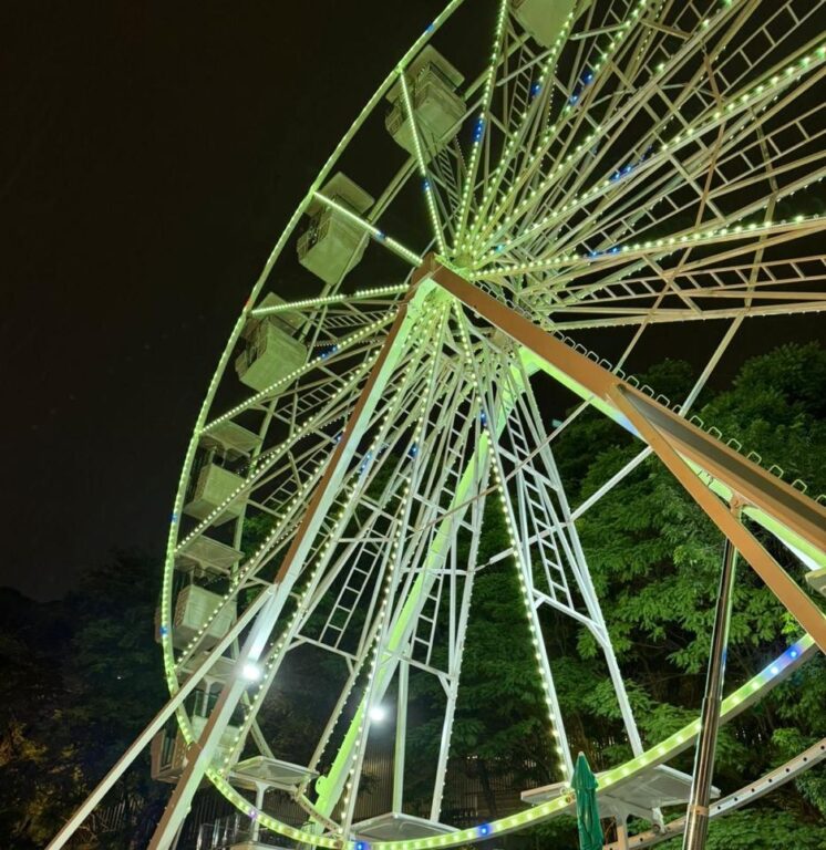 Com 22 metros de altura, a roda gigante proporciona uma vista exclusiva da 'Cidade Morena'