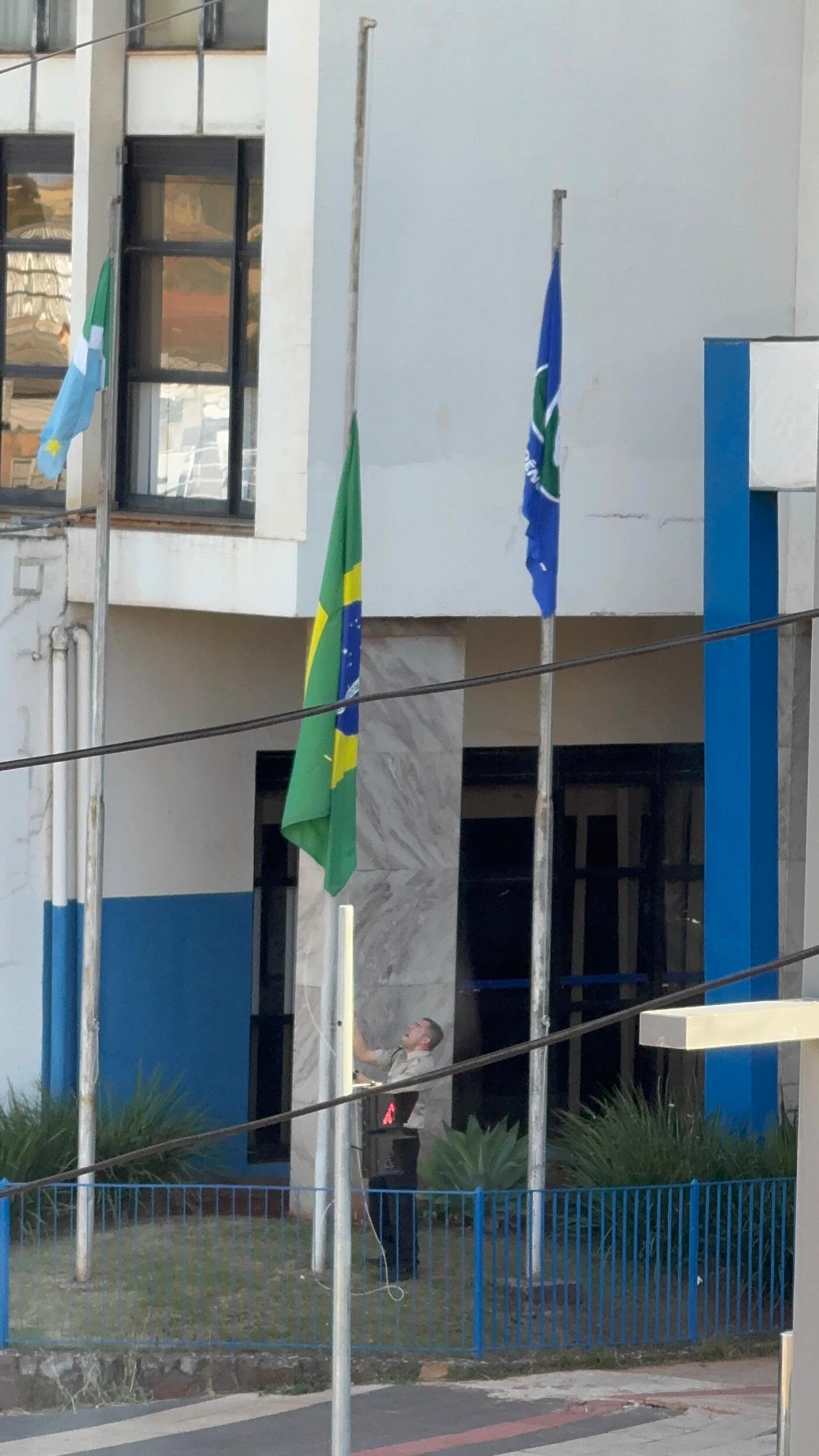  Servidor decidiu arrumar a gafe, contudo, manteve o s&iacute;mbolo hasteado de forma incorreta