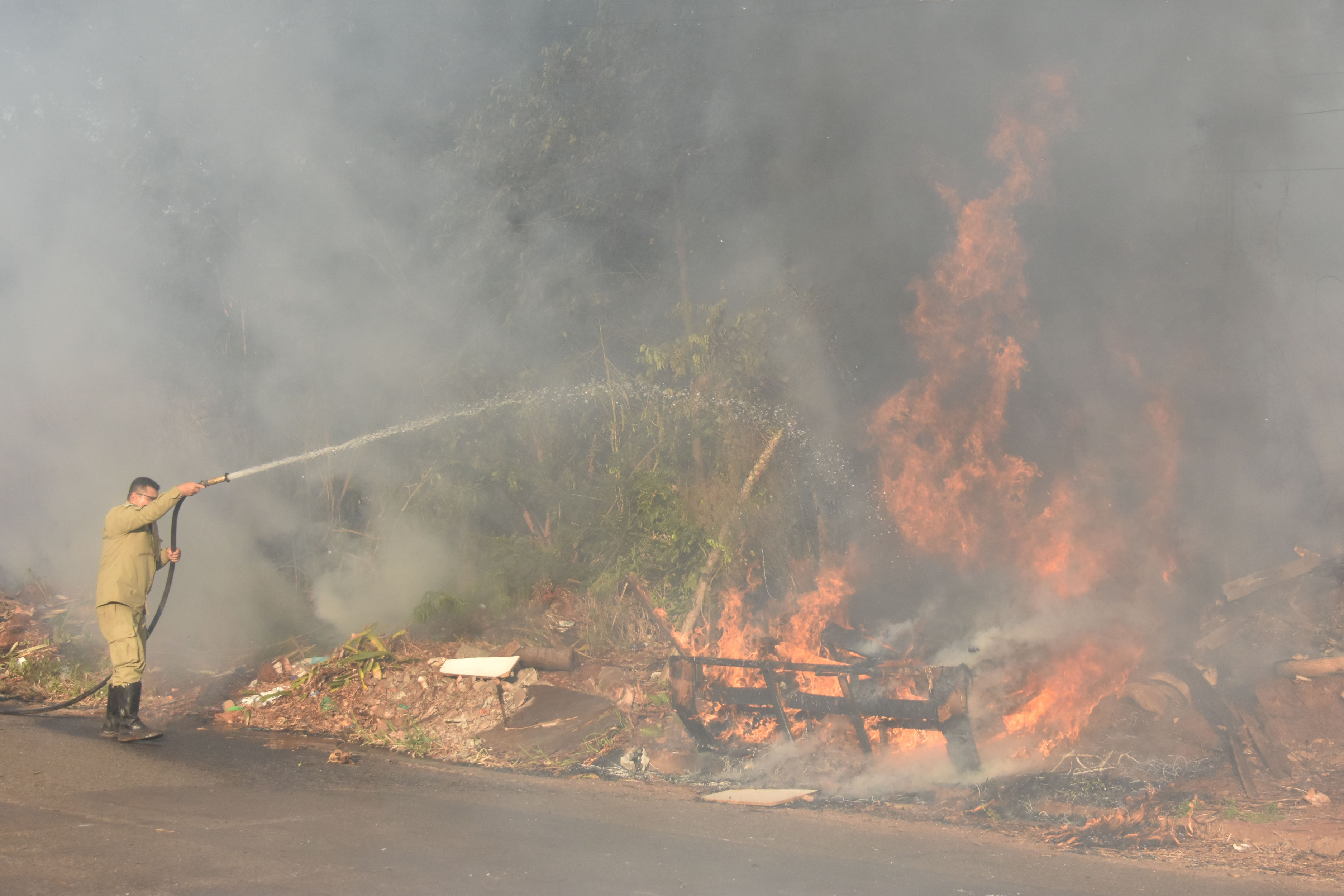 Inc&ecirc;ndio em vegeta&ccedil;&atilde;o mobilizou bombeiros em Campo Grande