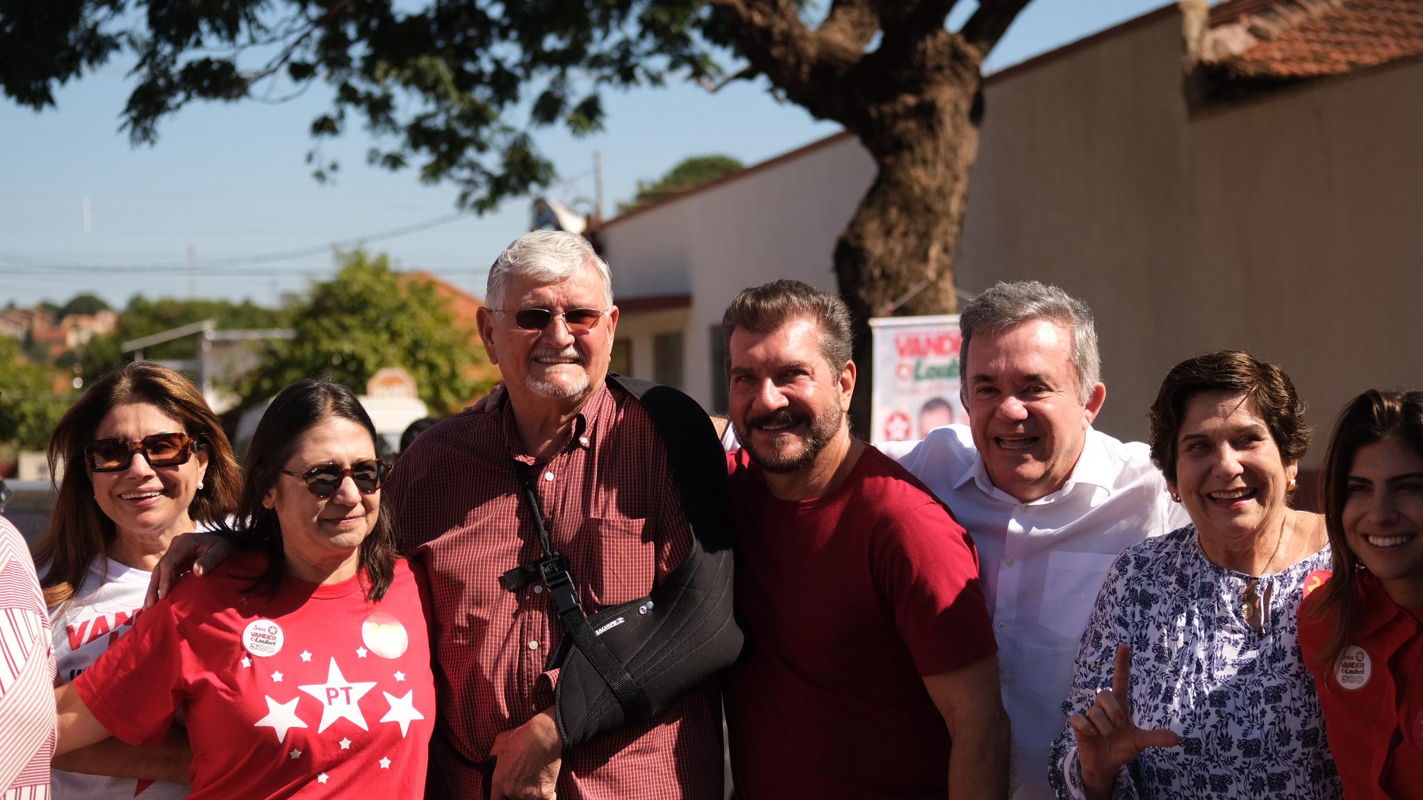 Loubet e Kemp sorridentes ao lado de outros nomes fortes do partido