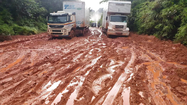 Caminh&otilde;es atolados na rodovia no Amap&aacute;