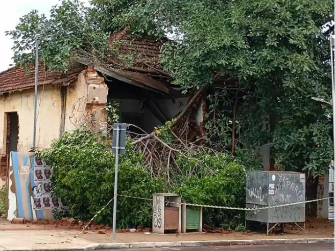 Casa quase totalmente destruída deverá ser reformada