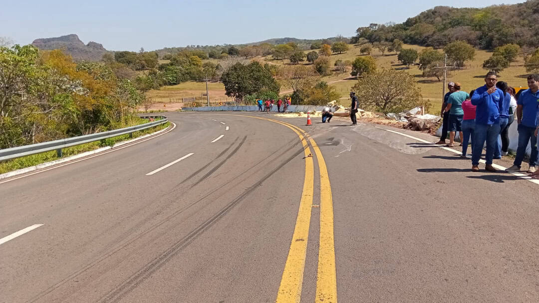 Caminh&atilde;o arrancou o guard-rail e caiu na ribanceira