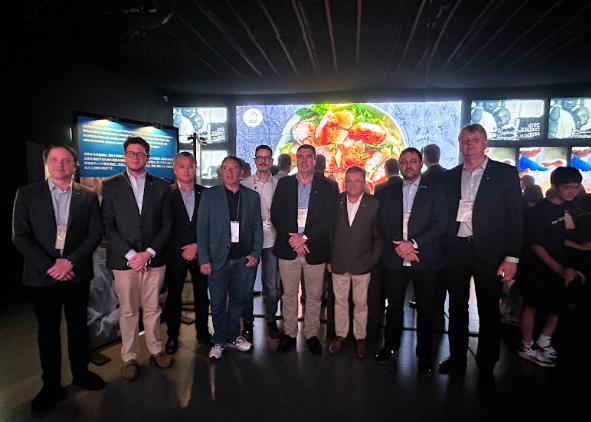 Ricardo Santin e o governador Eduardo Riedel em reunião na Expo Osaka 2025